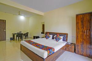 Ένα ή περισσότερα κρεβάτια σε δωμάτιο στο FabHotel JAS Holidays