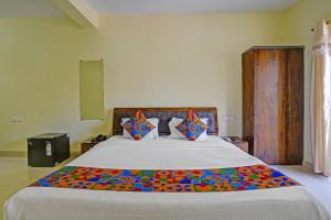 Ένα ή περισσότερα κρεβάτια σε δωμάτιο στο FabHotel JAS Holidays