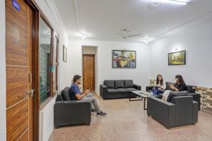 Posezení v ubytování FabHotel Casa Residency