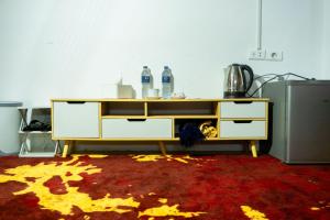 una scrivania con due bottiglie d'acqua sopra di Grand Aulia Hotel Padang Panjang a Padangpanjang