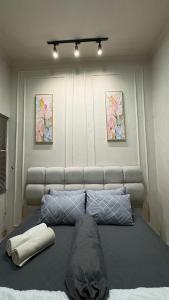 Ένα ή περισσότερα κρεβάτια σε δωμάτιο στο ADS House Padalarang - Guesthouse Aesthetic