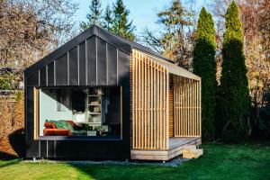 una piccola casa nera con rivestimento in legno di Ostravinka - Boutique Cabin a Ostrava