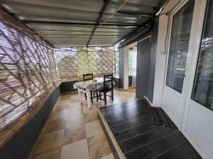 een kleine kamer met een tafel en stoelen. bij Chez Lalie in Mandriankeniheny