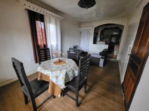 een eetkamer met een tafel en stoelen bij Chez Lalie in Mandriankeniheny