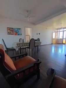 Χώρος καθιστικού στο Empresas e viajantes com quartos mobiliados temporada