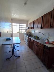 Η κουζίνα ή μικρή κουζίνα στο Empresas e viajantes com quartos mobiliados temporada