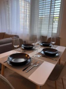 Una mesa con platos y copas de vino encima. en Stadtwohnung in Siegen-Zentrum, en Siegen