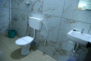 un baño con inodoro y lavabo en Oxxon Airport Hotel, en Angamaly 10 fotos más