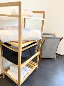 un estante con toallas en una habitación en Stadtwohnung in Siegen-Zentrum, en Siegen 9 fotos más