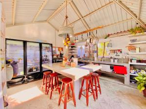 Η κουζίνα ή μικρή κουζίνα στο Perro Surfero Hotel Boutique - Todos Santos, BCS