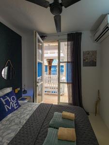 a bedroom with a bed with a view of a balcony at Casa Albacora in Sal Rei