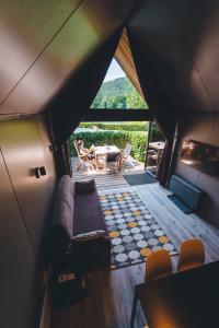 マリボルにあるLuxury glamping Chocolate villageのテーブルと椅子付きのテントの内側からの景色を望めます。