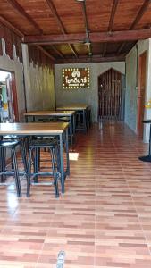 een rij tafels en stoelen in een restaurant bij Baan Chok Dee Homestay in Chiang Khan