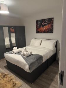 a bedroom with a bed with a painting on the wall at Dream Flat in Bristol