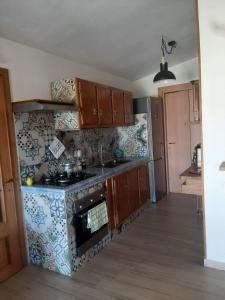 Marina di SorsoEsclusiva villa nella natura vista mare e tramonti的带水槽和炉灶的厨房 顶部烤箱