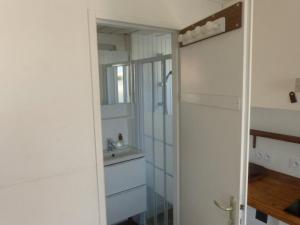 a bathroom with a sink and a mirror at Séjour indépendant et autonome chez l'habitant avec petit-déjeuner inclus in L'Ile d'Yeu +19 photos
