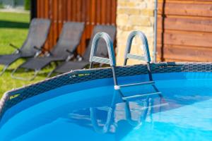 Bazén v ubytování Chata Pinea nebo v jeho okolí