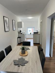 鲁尔河畔米尔海姆Ferienwohnung Ruhrperle的餐厅里有一张桌子和几把椅子