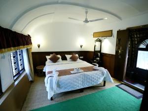 Ένα ή περισσότερα κρεβάτια σε δωμάτιο στο Kalappura Houseboats & Tours