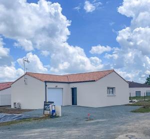 a large white building with a red roof at Maison 5-6 personnes -15 min du Parc - Parking -by R&G in La Pommeraie-sur-Sèvre
