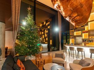 科尔马L'Esquisse Hotel & Spa Colmar - MGallery Collection的酒店大堂的圣诞树