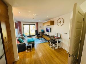 a living room with a couch and a desk at WindyS Smart Home, you will love it in Basildon