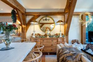 Hiron's Piece - Hot Tub Packages Available في Weston Subedge: غرفة طعام مع طاولة ومرآة