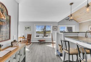 Billede fra billedgalleriet på Spacious Oceanfront Home Stunning Sunset Views i Castine