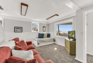 Et opholdsområde på Spacious Oceanfront Home Stunning Sunset Views