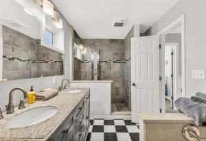 Et badeværelse på Spacious Oceanfront Home Stunning Sunset Views + 44 billeder