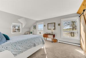 En eller flere senge i et værelse på Spacious Oceanfront Home Stunning Sunset Views