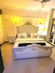 een grote slaapkamer met een groot bed in een kamer bij Beautiful Apartment in Islamabad +4 foto's