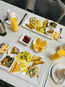 MatolaMATOLa GUEST HOME的桌上的两盘食物和橙汁