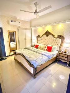een slaapkamer met een groot bed met een groot hoofdeinde bij Beautiful Apartment in Islamabad
