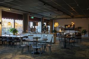 um restaurante com mesas, cadeiras e um bar em Best Western Hotell Kramm em Kramfors
