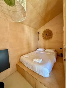 Postel nebo postele na pokoji v ubytování La Cabane du Pêcheur, Clim et bord d'étang!