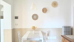 a dining room with a white table and chairs at Maya Suite & Garden in Sarteano