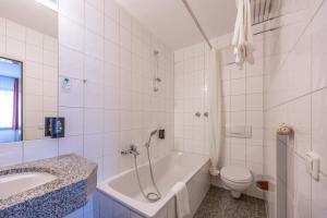 Ένα μπάνιο στο Hotel Carlton