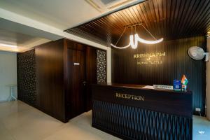 vestíbulo del hotel con recepción y lámpara de araña en Krishna Inn - Royal Hotels, en Kolhapur