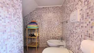 a bathroom with a toilet and a sink at Maya Suite & Garden in Sarteano +6 photos