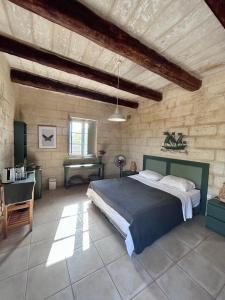 Postel nebo postele na pokoji v ubytování Skorba Farmhouse Entire home with Garden and Courtyard by Vincent's