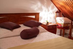 Un dormitorio con dos camas con almohadas y una silla en ORKY-MEL, en Petite Île