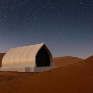 BadīyahにあるGalaxy chaletの星空の下の砂漠のモスク