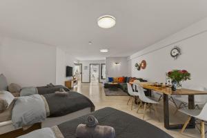 布雷滕Lara - Stilvolle 3-Zimmer-Unterkunft im Herzen von Bretten的客厅里有一张沙发和一张桌子。