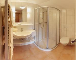 Ένα μπάνιο στο Hotel Schöne Aussicht +64 φωτογραφίες