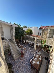 阿拉恰特MorisiAvluAlaçatı的房屋内带桌椅的庭院