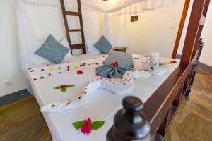 um quarto com duas camas com flores em Silver Rock Hotel By Mokawa Group em Melinde mais 127 fotografias