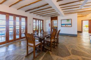 uma sala de jantar com mesa e cadeiras em Silver Rock Hotel By Mokawa Group em Melinde