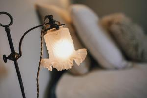 Voodi või voodid majutusasutuse Chez Guilem chambre rose toas