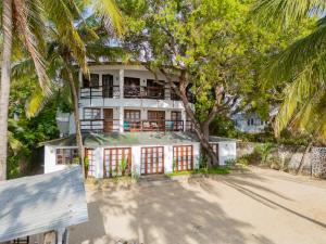 uma vista aérea da casa a partir da praia em Silver Rock Hotel By Mokawa Group em Melinde